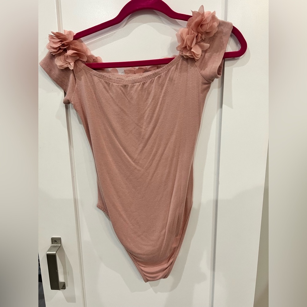⭐️3/$27⭐️ Floral Pink Bodysuit. Women’s size small. - Picture 6 of 10